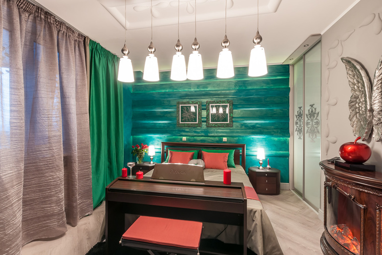 Smaragdinės spalvos naudojimas gyvenamųjų kambarių, miegamųjų, virtuvių ir vonios kambarių interjere