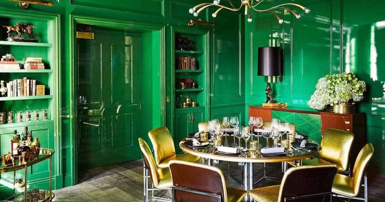 Aplikácia smaragdovej farby v interiéri obývacích izieb, spální, kuchýň a kúpeľní