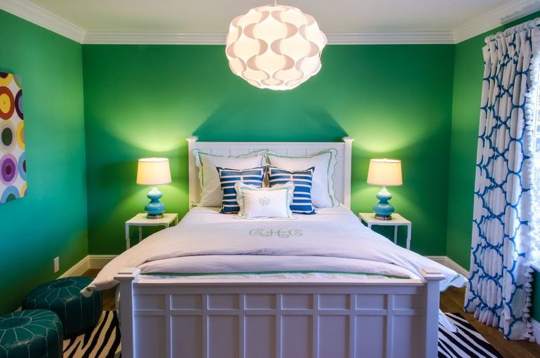 Smaragdo spalvos sienos miegamajame