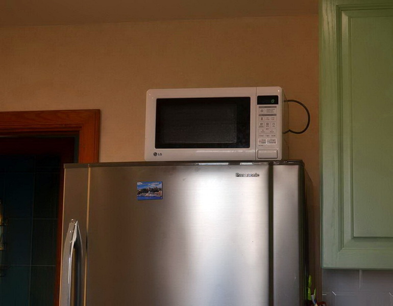 Можете да поставите микровълнова фурна на хладилника