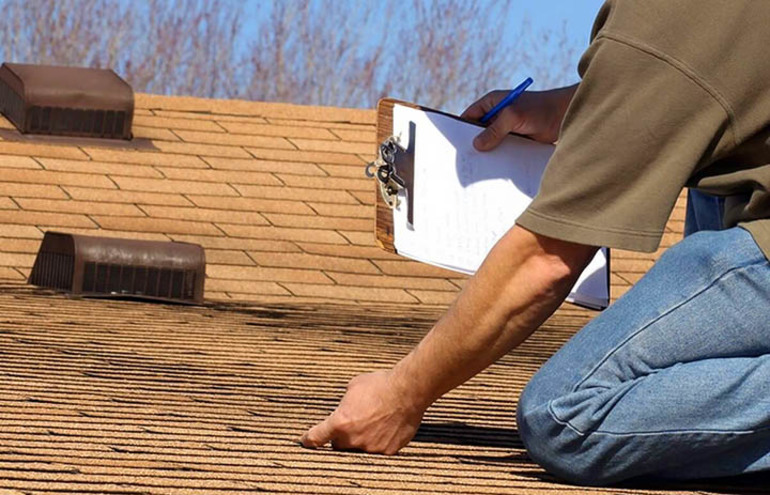 Pārbaudot mājas jumtu