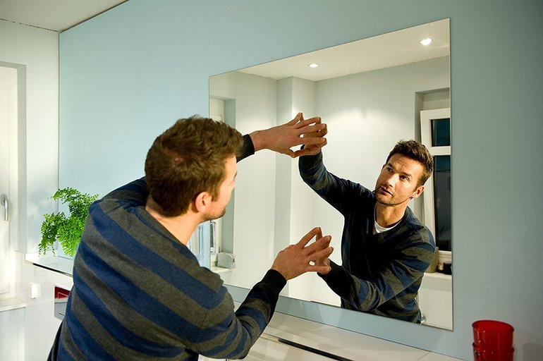 كيفية شنق مرآة نفسك
