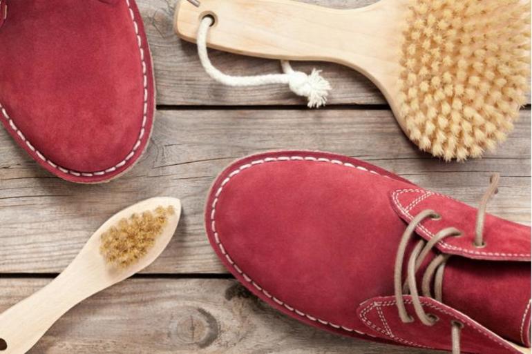 Πώς να καθαρίσετε τα κόκκινα παπούτσια σουέτ.