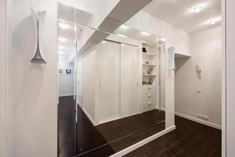 Armari corredor amb miralls instal·lats a les portes
