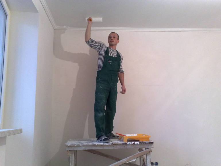 Whitewashing and painting the ceiling in the kitchen