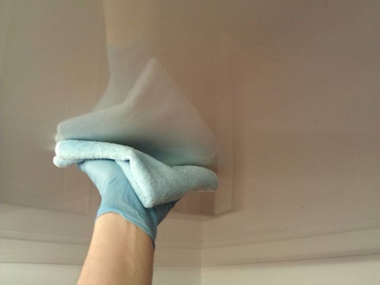Ako a ako umyť strečový strop