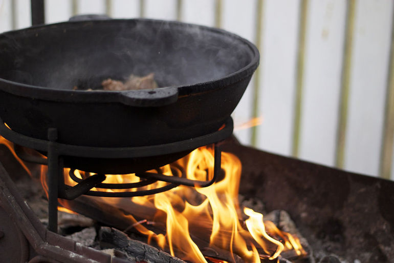 Paano magsunog ng isang bagong kaldero ng cast iron