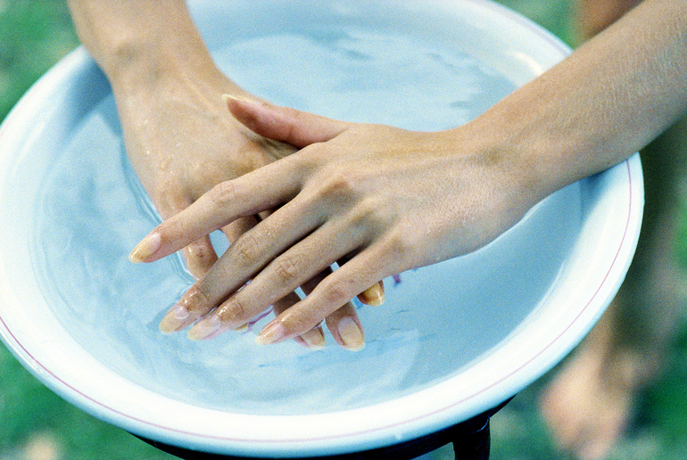 Dämpfen Sie Ihre Hände besser in warmem Wasser