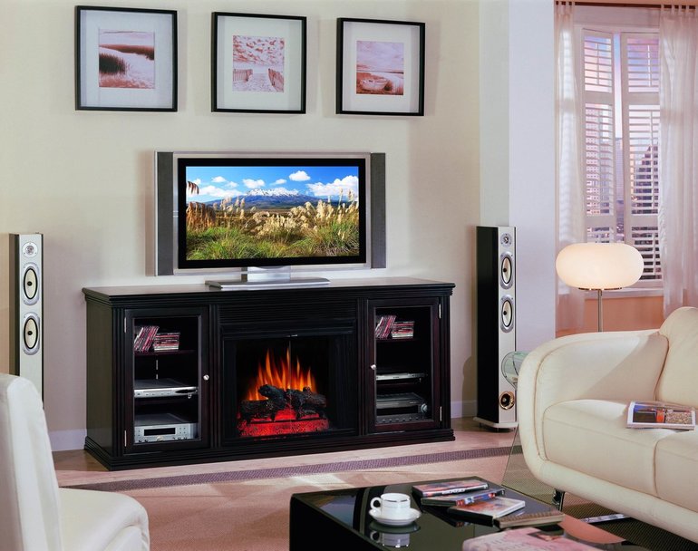 Ключов елемент в хола е камина и телевизор