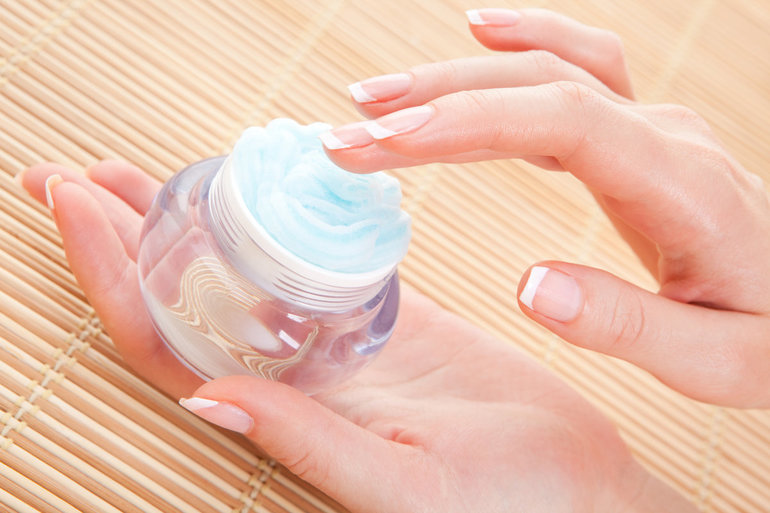 Smeer de huid met een vochtinbrengende crème of lotion