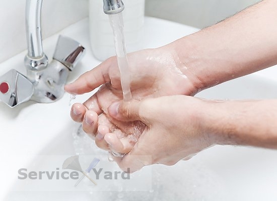 Wie man Tinte von den Händen wäscht
