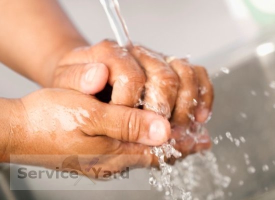 Wie man Kaliumpermanganat mit den Händen wäscht